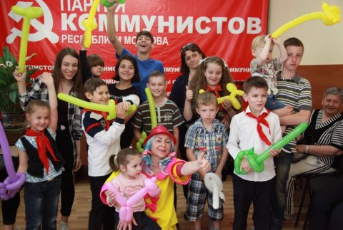 Столичные райкомы ПКРМ поздравили юных кишиневцев с Днем защиты детей