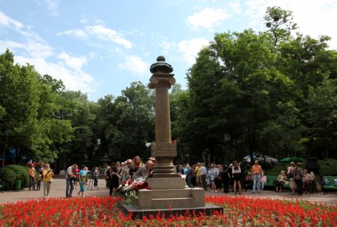 У бюста Пушкина в Кишиневе прошли торжественные мероприятия в день его рождения