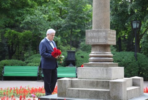 Deputații-comuniști, activiști ai PCRM, în frunte cu liderul Partidului Comuniștilor, Vladimir Voronin, au depus flori la monumentul lui A.S.Pușkin