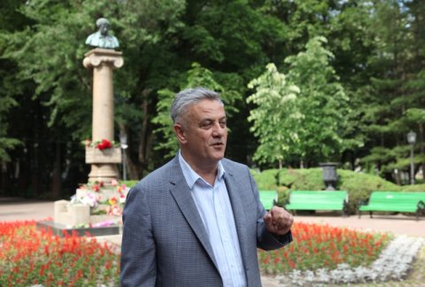 Deputații-comuniști, activiști ai PCRM, în frunte cu liderul Partidului Comuniștilor, Vladimir Voronin, au depus flori la monumentul lui A.S.Pușkin