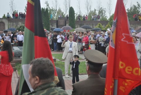 С Победой, товарищи! С Освобождением!