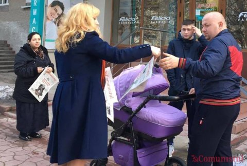 Comuniștii și comsomoliștii din sectorului Buiucani au fost felicitat locuitorii municipiului Chișinău, cu ocazia sosirii primăverii Comuniștii și comsomoliștii din sectorului Buiucani au fost felicitat locuitorii municipiului Chișinău, cu ocazia sosirii primăverii