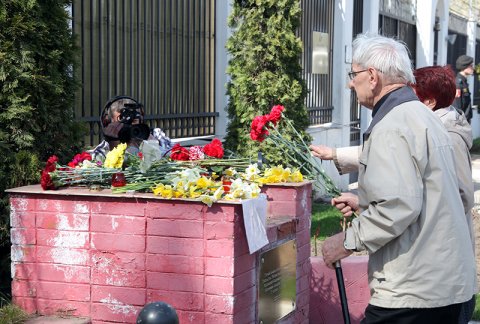 Коммунисты почтили память жертв теракта в Санкт-Петербурге