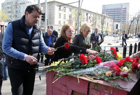 Коммунисты почтили память жертв теракта в Санкт-Петербурге