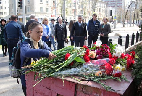 Коммунисты почтили память жертв теракта в Санкт-Петербурге