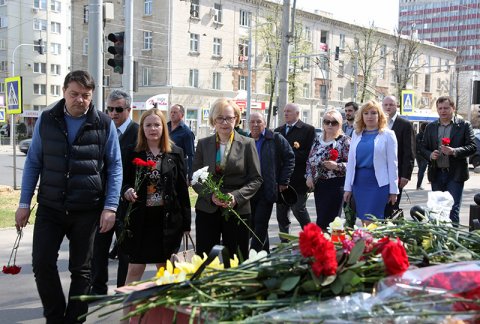 Коммунисты почтили память жертв теракта в Санкт-Петербурге