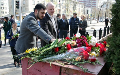 Коммунисты почтили память жертв теракта в Санкт-Петербурге