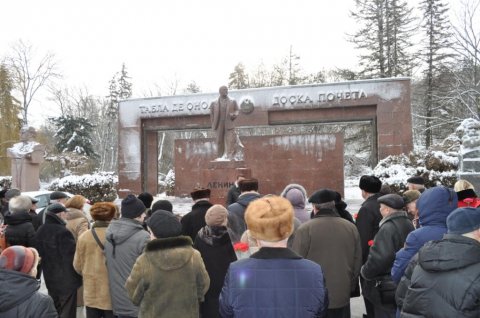Молдавские коммунисты возложили цветы к монументу Ленина в день памяти создателя первого в мире социалистического государства