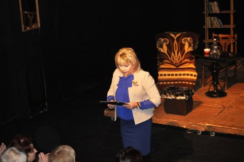 Женщины, театр и розы на сцене