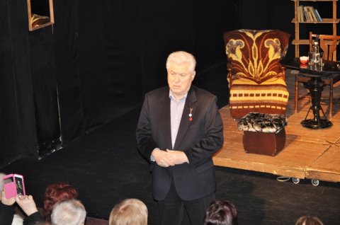 Женщины, театр и розы на сцене