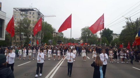 Цветы победы у Вечного огня Цветы победы у Вечного огня