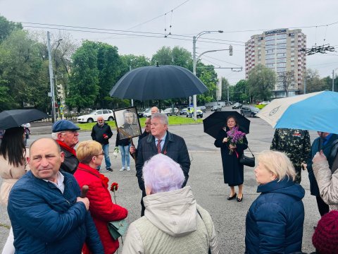 Цветы победы у Вечного огня Цветы победы у Вечного огня