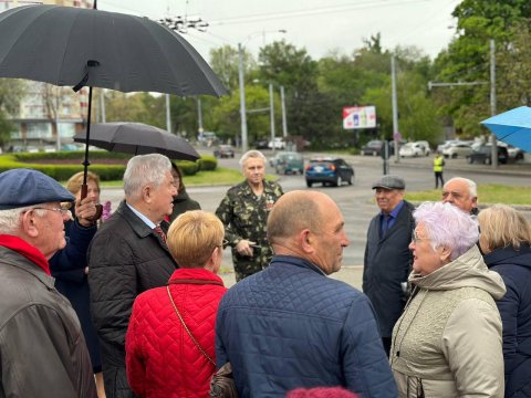 Цветы победы у Вечного огня Цветы победы у Вечного огня