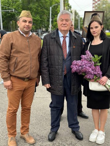 Цветы победы у Вечного огня Цветы победы у Вечного огня