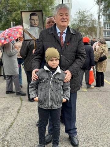 Цветы победы у Вечного огня Цветы победы у Вечного огня