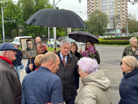 Цветы победы у Вечного огня Цветы победы у Вечного огня