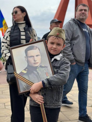 Цветы победы у Вечного огня Цветы победы у Вечного огня