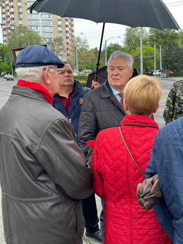 Цветы победы у Вечного огня Цветы победы у Вечного огня