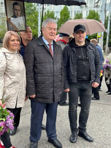 Цветы победы у Вечного огня Цветы победы у Вечного огня