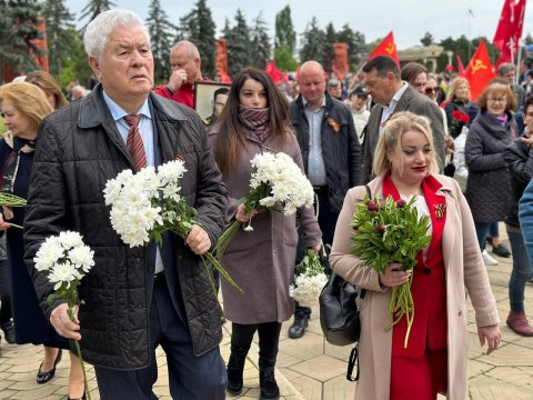 Цветы победы у Вечного огня Цветы победы у Вечного огня