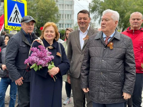 Цветы победы у Вечного огня Цветы победы у Вечного огня