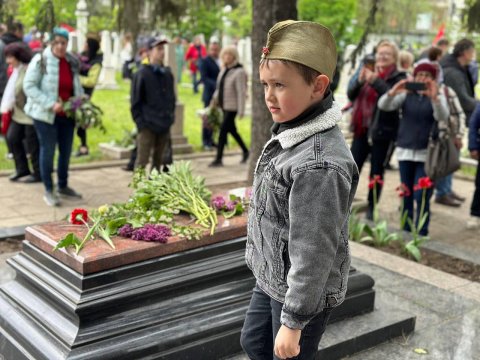 Цветы победы у Вечного огня Цветы победы у Вечного огня