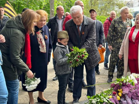 Цветы победы у Вечного огня Цветы победы у Вечного огня