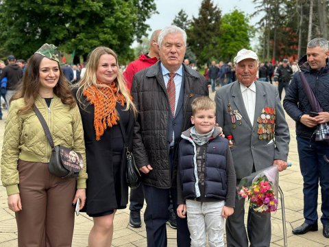 Цветы победы у Вечного огня Цветы победы у Вечного огня