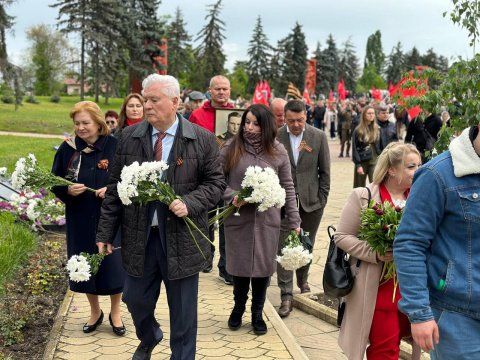 Цветы победы у Вечного огня Цветы победы у Вечного огня