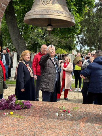 Цветы победы у Вечного огня Цветы победы у Вечного огня
