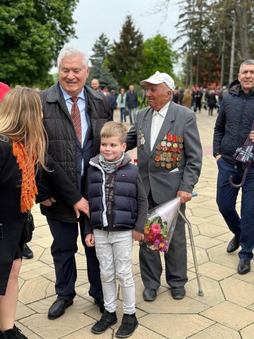 Цветы победы у Вечного огня Цветы победы у Вечного огня