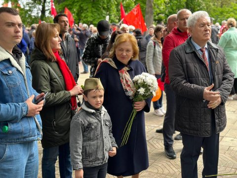 Цветы победы у Вечного огня Цветы победы у Вечного огня