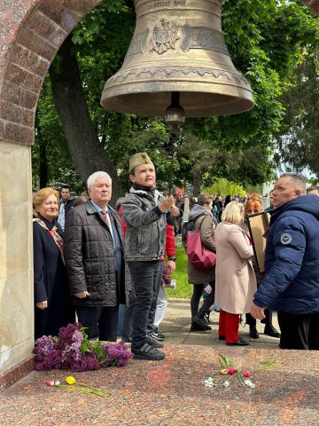 Цветы победы у Вечного огня Цветы победы у Вечного огня