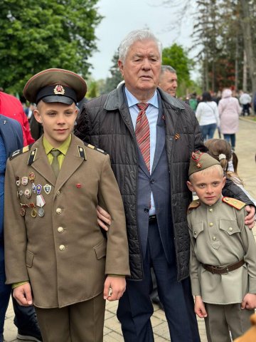 Цветы победы у Вечного огня Цветы победы у Вечного огня