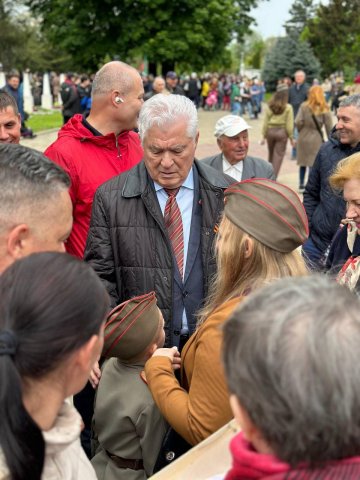 Цветы победы у Вечного огня Цветы победы у Вечного огня