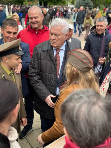 Цветы победы у Вечного огня Цветы победы у Вечного огня