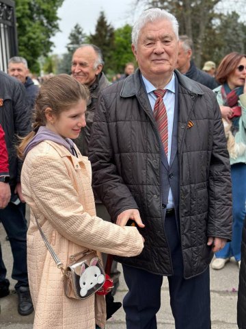 Цветы победы у Вечного огня Цветы победы у Вечного огня