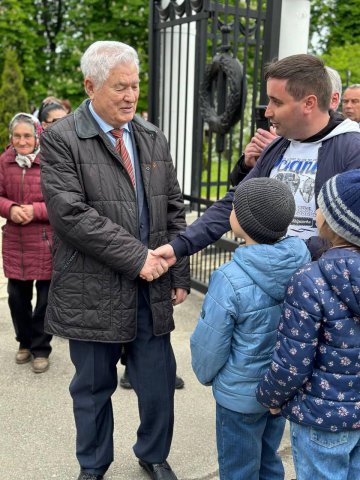 Цветы победы у Вечного огня Цветы победы у Вечного огня