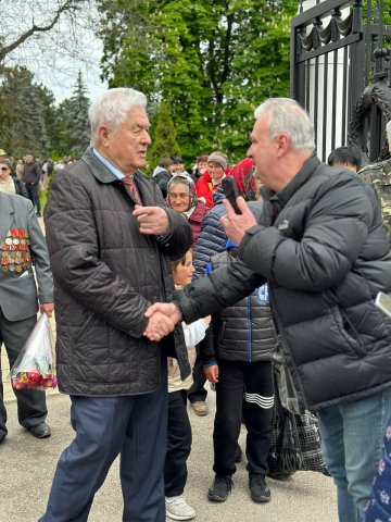 Цветы победы у Вечного огня Цветы победы у Вечного огня