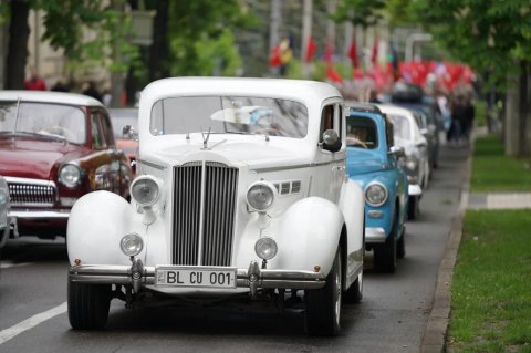 Цветы победы у Вечного огня Цветы победы у Вечного огня