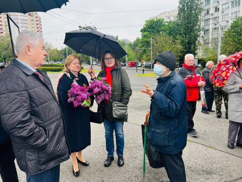 Цветы победы у Вечного огня Цветы победы у Вечного огня