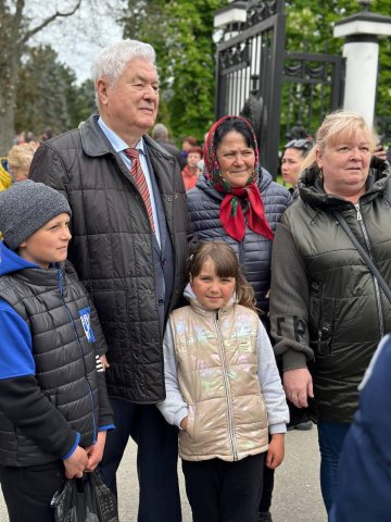 Цветы победы у Вечного огня Цветы победы у Вечного огня