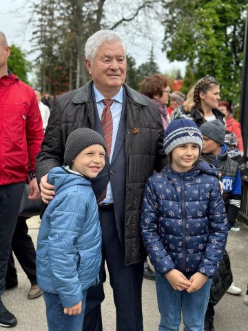 Цветы победы у Вечного огня Цветы победы у Вечного огня