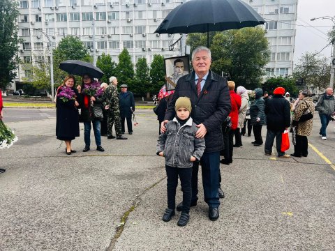 Цветы победы у Вечного огня Цветы победы у Вечного огня