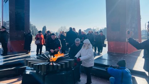 ВОЗЛОЖЕНИЕ ЦВЕТОВ К ВЕЧНОМУ ОГНЮ ПО СЛУЧАЮ ДНЯ СОВЕТСКОЙ АРМИИ И ВОЕННО-МОРСКОГО ФЛОТА