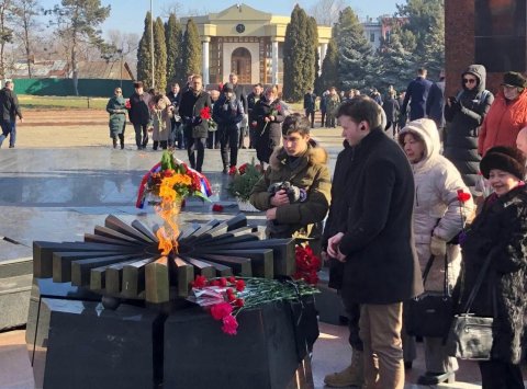 ВОЗЛОЖЕНИЕ ЦВЕТОВ К ВЕЧНОМУ ОГНЮ ПО СЛУЧАЮ ДНЯ СОВЕТСКОЙ АРМИИ И ВОЕННО-МОРСКОГО ФЛОТА