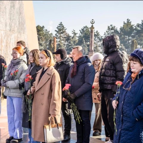 ВОЗЛОЖЕНИЕ ЦВЕТОВ К ВЕЧНОМУ ОГНЮ ПО СЛУЧАЮ ДНЯ СОВЕТСКОЙ АРМИИ И ВОЕННО-МОРСКОГО ФЛОТА