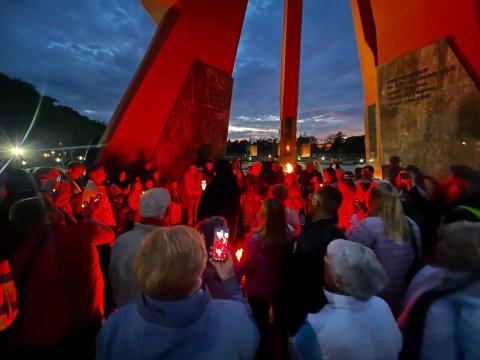 ТРАДИЦИОННАЯ АКЦИЯ «СВЕЧИ ПАМЯТИ» ВЕЧЕРОМ 8 МАЯ 2026-ГО ГОДА НА МЕМОРИАЛЕ «ВЕЧНОСТЬ» БЫЛИ ЗАЖЖЕНЫ 1418 ПАМЯТНЫХ СВЕЧЕЙ ПО ЧИСЛУ ДНЕЙ ВЕЛИКОЙ ОТЕЧЕСТВЕННОЙ ВОЙНЫ.