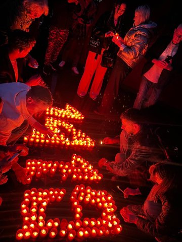 ТРАДИЦИОННАЯ АКЦИЯ «СВЕЧИ ПАМЯТИ» ВЕЧЕРОМ 8 МАЯ 2026-ГО ГОДА НА МЕМОРИАЛЕ «ВЕЧНОСТЬ» БЫЛИ ЗАЖЖЕНЫ 1418 ПАМЯТНЫХ СВЕЧЕЙ ПО ЧИСЛУ ДНЕЙ ВЕЛИКОЙ ОТЕЧЕСТВЕННОЙ ВОЙНЫ.