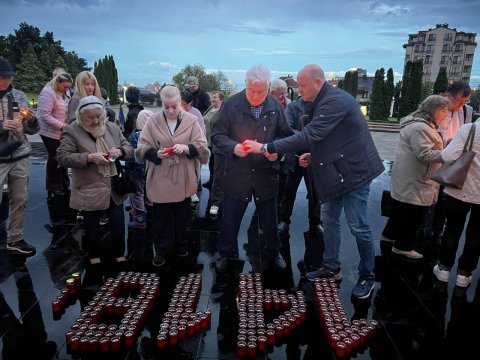 ТРАДИЦИОННАЯ АКЦИЯ «СВЕЧИ ПАМЯТИ» ВЕЧЕРОМ 8 МАЯ 2026-ГО ГОДА НА МЕМОРИАЛЕ «ВЕЧНОСТЬ» БЫЛИ ЗАЖЖЕНЫ 1418 ПАМЯТНЫХ СВЕЧЕЙ ПО ЧИСЛУ ДНЕЙ ВЕЛИКОЙ ОТЕЧЕСТВЕННОЙ ВОЙНЫ.